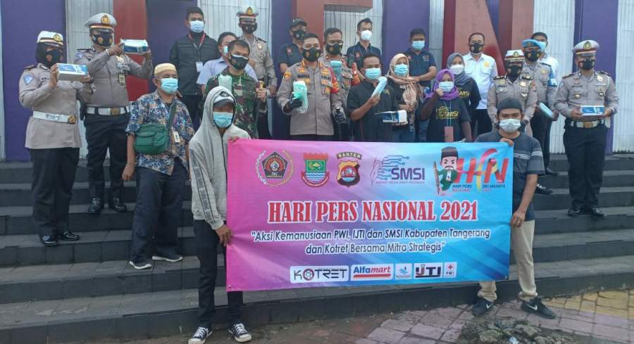 Momen HPN 2021, Wartawan & TNI/Polri Bagi-Bagi Masker Kepengguna Jalan