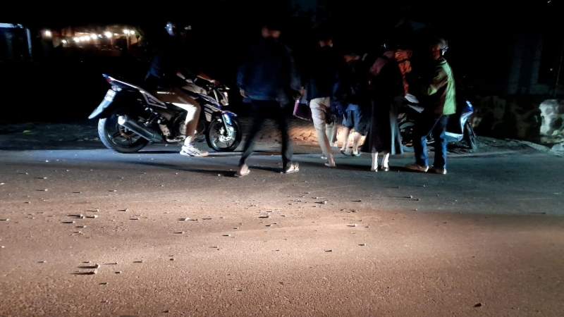 Kerikil berserakan di tanjakan Jalan Sumatra Jombang Rawalele, nampak warga dan pengendara tengah membantu korban terjatuh saat melintas di jalan tersebut.