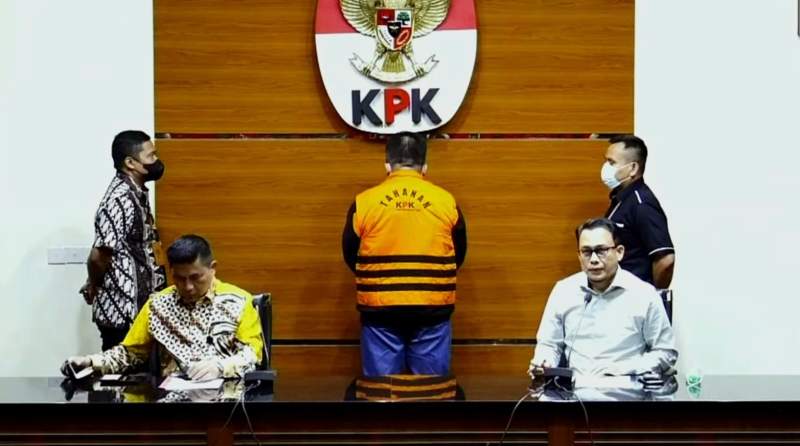 Penahanan tersangka Ivan Dwi Kusuma Sujanto dalam kasus pengurusan perkara di Mahkamah Agung.