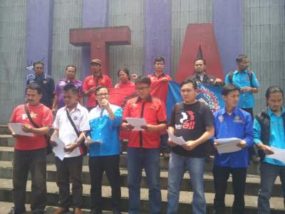 Demonstrasi buruh ALTAR di pintu gerbang Puspemkab Tangerang.