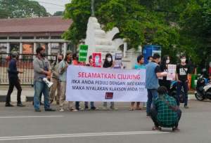 Lelah, Mahasiswa Lakukan "Sujud" Minta Pemkab Serang Serius Tangani Limbah Sungai Ciujung
