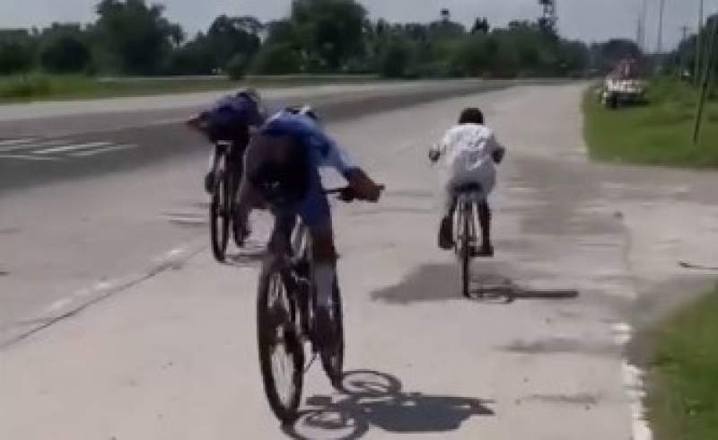 VIDIO: Momen Lucu Bocah Ajak Balap Sekelompok Pesepeda Dewasa, Semangatnya Membara!