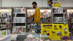 Pengunjung saat memilih buku di gerai Gramedia Cilegon, Rabu (18/8/2021).