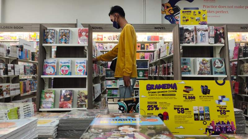 Pengunjung saat memilih buku di gerai Gramedia Cilegon, Rabu (18/8/2021).
