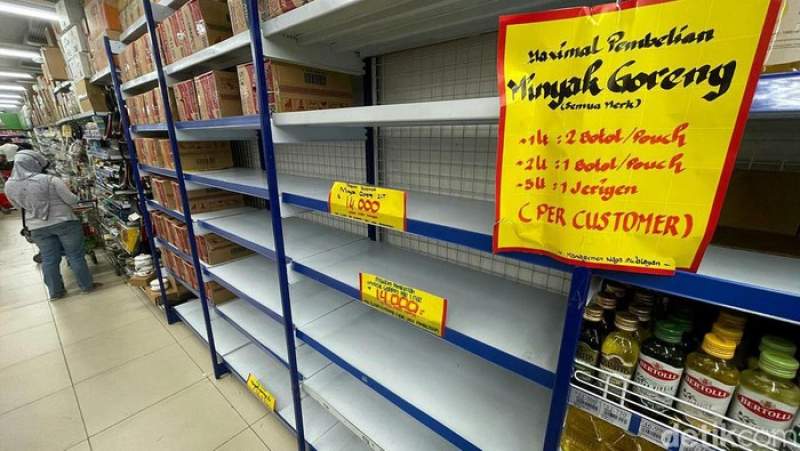 Ilustrasi stok minyak goreng habis di perbelanjaan modern.