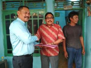 Ketua Kamar Dagang dan Industri (KADIN) Kabupaten Tangerang Didik Setiawan memberi batuan kepada korban kebakaran pabrik petasan.