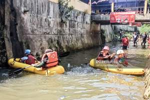 Warga lomba dayung perahu di Sungai Ciparigi, Kota Bogor, Kamis (17/8/2023). (Detakbanten/Aip Kurniawan)