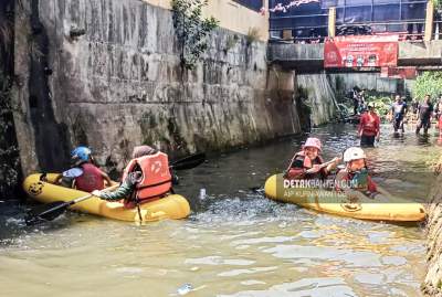 Warga lomba dayung perahu di Sungai Ciparigi, Kota Bogor, Kamis (17/8/2023). (Detakbanten/Aip Kurniawan)