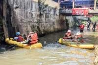 Warga lomba dayung perahu di Sungai Ciparigi, Kota Bogor, Kamis (17/8/2023). (Detakbanten/Aip Kurniawan)