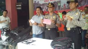 kapolsek saat menunjukkan barang bukti