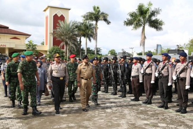 Rano Karno di dampingi Kapolda Banten dan Dandrem saat memeriksa pasukan 