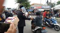 Bimo dan Ari As'ari Pimpin Pembagian Masker Dan Takjil Di Kecamatan Kresek