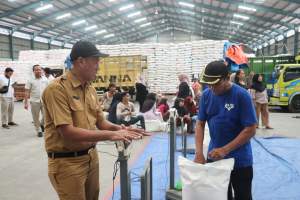 DPKP Lakukan Pemeriksaan Mutu Beras Bantuan