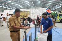 DPKP Lakukan Pemeriksaan Mutu Beras Bantuan