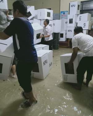 Puluhan Kotak Suara Terendam Banjir
