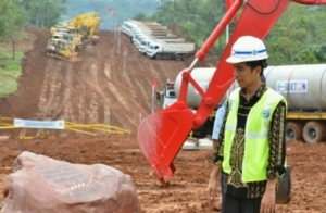 Tetap Beraktivitas, Presiden Jokowi Tinjau Pembangunan Proyek Infrastruktur Bandara