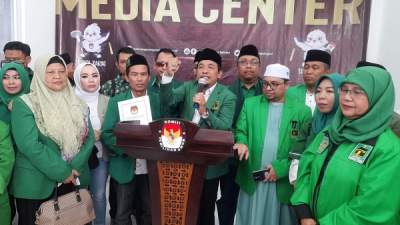 Ketua PPP Kota Tangsel, Tri Susanto saat daftarkan Caleg peserta Pemilu 2024 di KPU Tangsel.