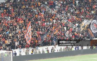 Sisi tribun Jakarta International Stadium usai pagar pembatas roboh. (Detak/Aip)