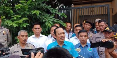 Deputi Bidang Pemberantasan BNN Irjen Arman memberikan keterangan terkait penggerebekan pabrik ekstasi.