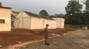 Petugas Pol PP Tangsel melakukan pengecekan ijin PBG perumahan Alam Serua 2 di Kampung Cilalung, Jombang, Kecamatan Ciputat.