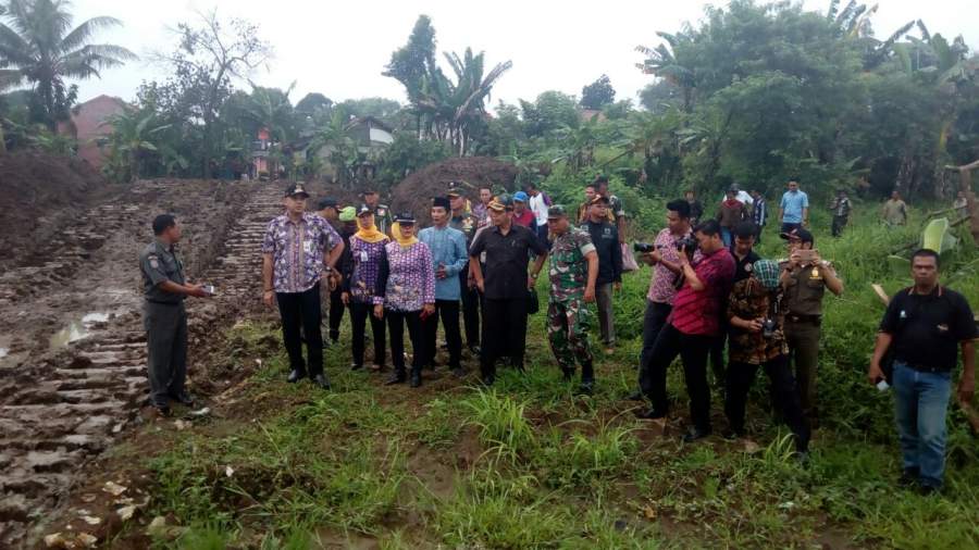 Bupati Tangerang Ahmed Zaki Iskandar melakukan inspeksi mendadak (sidak) ke lokasi normalisasi Kali Amprak di Kelurahan Binong.