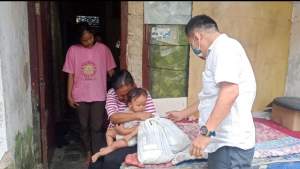 Warga Kota Serang Tak Makan Dua Hari, Muji Rohman Berikan Paket Sembako