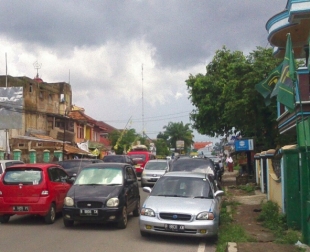Jalan Raya Pandeglang Kerap Macet, Harus Segera Dilebarin Kali Ya?