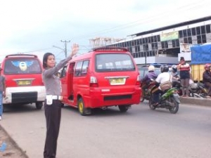 IPDA Tiwi, Polwan Panit 2 Polsek Ciruas saat bertugas mengatur lalu lintas di jalan raya Serang.