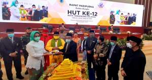 Walikota Airin Rachmi Diany, Anggota DPRD dan tokoh masyarakat saat potong tumpeng peringati 12 tahun Kota Tangsel di gedung DPRD.