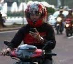 SMS-an Saat Berkendara Bisa Dibui