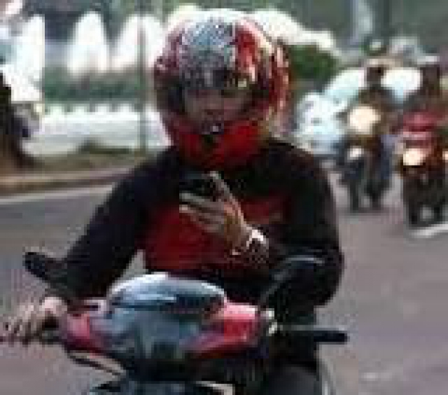 SMS-an Saat Berkendara Bisa Dibui