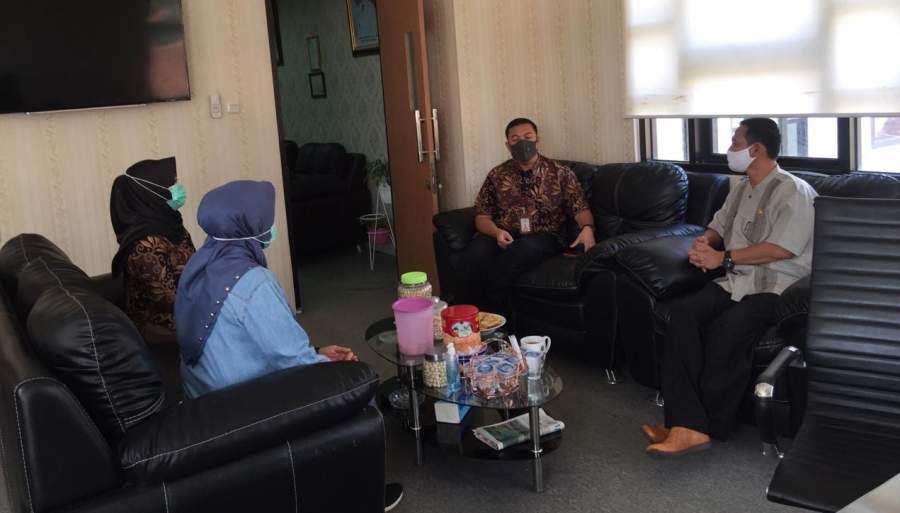 Epy Shafiullah Kepala UPTD PPD Pandeglang didampingi Ervi Irviliani Kasi Pendataan dan Penetapan Pajak Daerah menerima kunjungan Kepala Kantor Pos Pandeglang. (faiz)