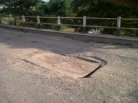 Tampak jalan Jembatan kali Cimenceri Berlubang dan membahayakan Pengendara