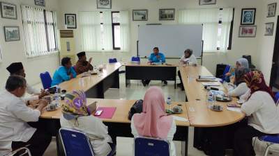 Kepala DPAD Kota Cilegon Ismatullah saat memberi cendramata kepada Dinas Perpusip Kabupaten Tangerang, pekan lalu.