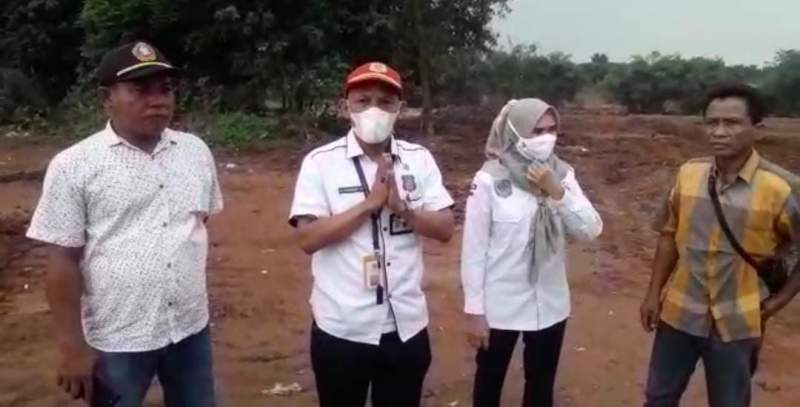 Satpol PP Kabupaten Tangerang meninjau lokasi dan menyetop aktivitas galian tanah di Desa Jeungjing Kecamatan Cisoka