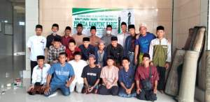 Peringati Lebaran Yatim, Pemuda Kampung Karet Menggelar Santunan