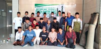 Peringati Lebaran Yatim, Pemuda Kampung Karet Menggelar Santunan