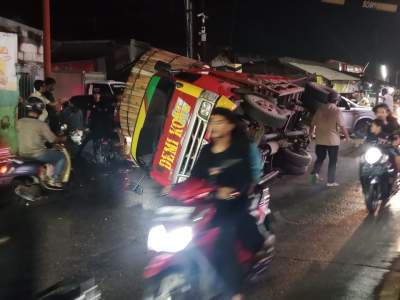 Diduga Lengah,Truk Terbalik di Pertigaan Jengkol Solear