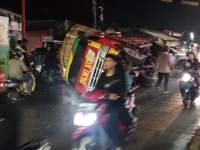 Diduga Lengah,Truk Terbalik di Pertigaan Jengkol Solear