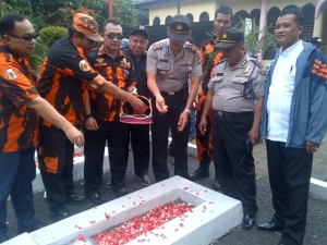 Ketua MPC PP (Hugo) Saat Tabur bunga di makam pahlawan TMP Taruna