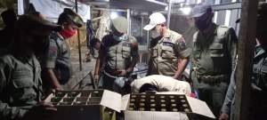 Ratusan Botol Miras Disita di Warung Remang-remang