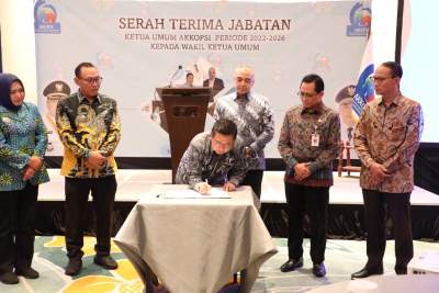 Zaki Serahkan Jabatan Ketua Umum AKKOPSI Kepada Walikota Banjarmasin