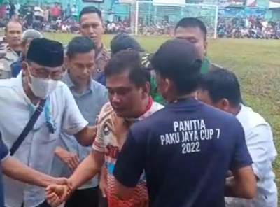 Edi Mamat jersey putih merah (tengah) dibawa panitia keluar lapangan pertandingan.