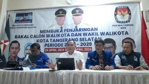 Ketua DPC Demokrat Kota Tangsel Julham Firdaus dan jajarannya saat membuka penjaringan bakal calon Wali Kota dan Wakil Wali Kota untuk Pilkada Tangsel 2024.