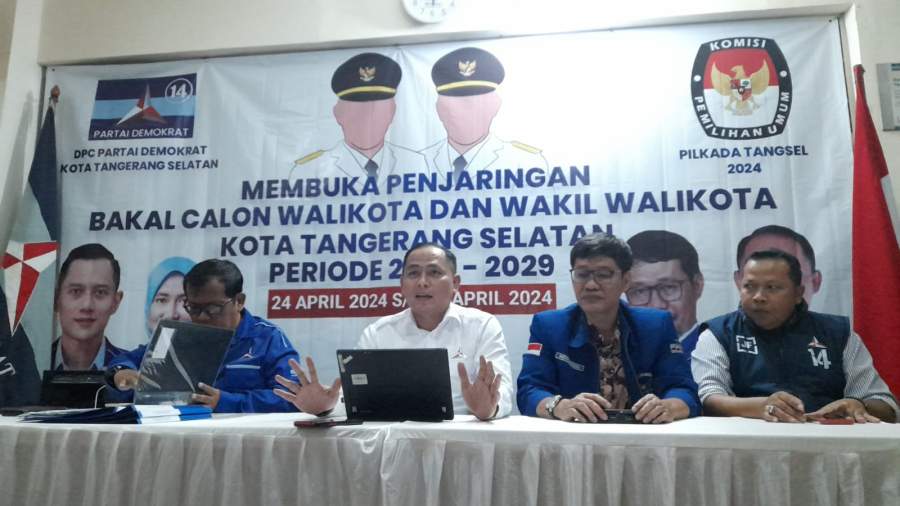Ketua DPC Demokrat Kota Tangsel Julham Firdaus dan jajarannya saat membuka penjaringan bakal calon Wali Kota dan Wakil Wali Kota untuk Pilkada Tangsel 2024.