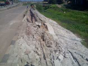 Sukamulya- Turab yang baru satu tahun dibangun Jebol