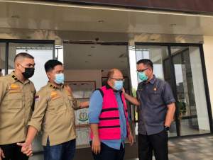 Dikenakan Rompi Merah Muda, Kejari Tangsel Tetapkan  Bendum KONI  Jadi Tersangka