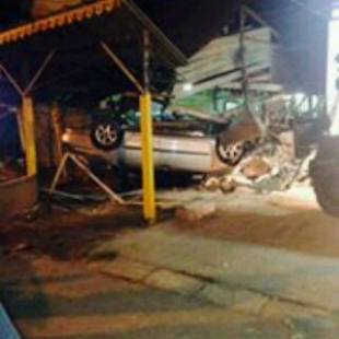 Akibat mengantuk, Mobil Tabrak Warung Hingga Terbalik