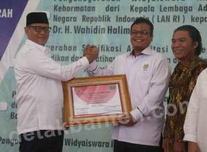 Gubernur Wahidin Raih Anugerah Widyaiswara Utama Kehormatan dari LAN