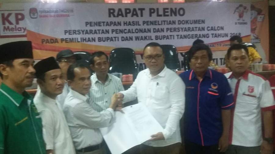Timses Zaki-Ombi menerima hasil tes kesehatan dari KPU Kabupaten Tangerang